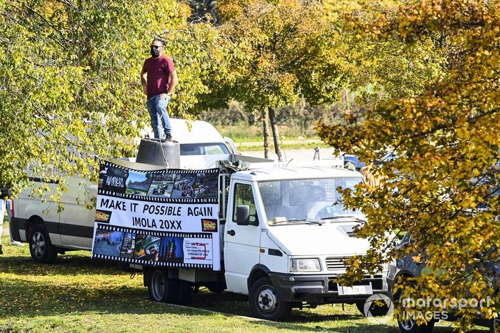 Un fan con una pancarta