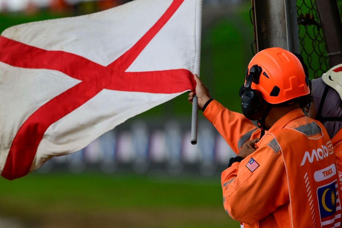The rain arrives during practice 