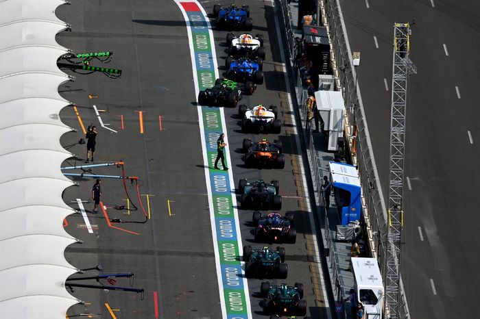 La cola para salir del pitlane durante los entrenamientos