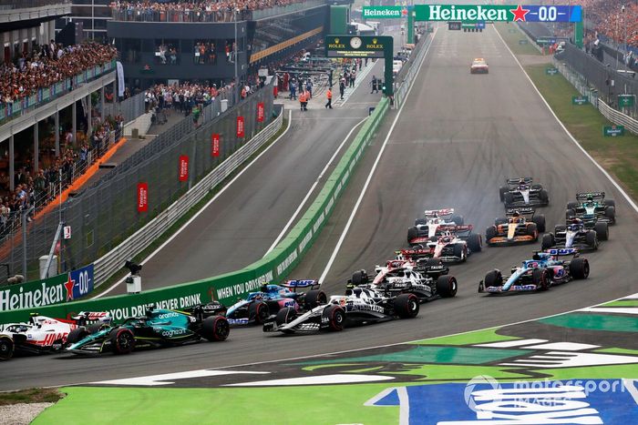 Mick Schumacher, Haas VF-22, Lance Stroll, Aston Martin AMR22, Esteban Ocon, Alpine A522, Yuki Tsunoda, AlphaTauri AT03, Pierre Gasly, AlphaTauri AT03, el resto en la salida