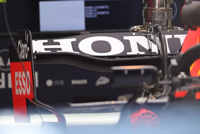 A asa traseira de baixo downforce do Red Bull foi testada originalmente no Azerbaijão, mas não foi utilizada, pois a equipe sentiu que precisava de mais downforce. No entanto, o projeto retorna para a Bélgica, com a seção externa da aba superior cortada para reduzir a resistencia do ar.