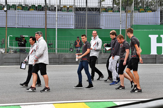 Romain Grosjean, Haas F1 Team parcourt la piste à pied