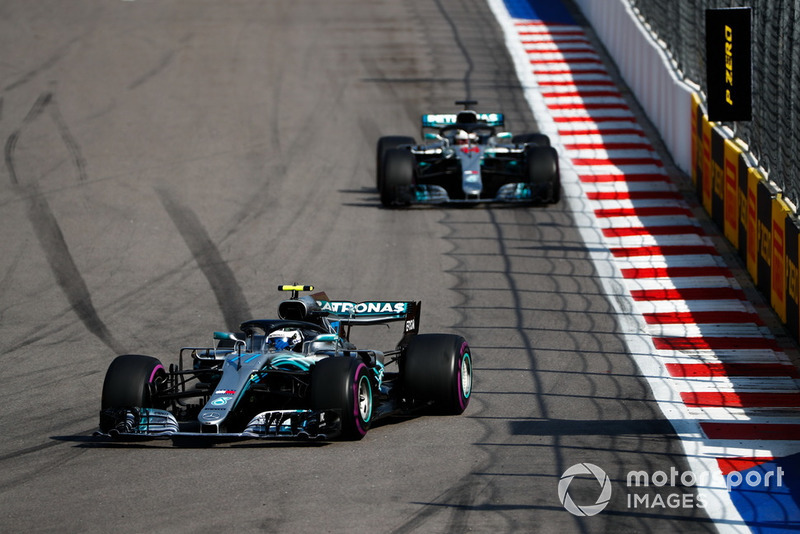 Этот дубль стал 43-м для Mercedes в Ф1. Чтобы сравняться с McLaren, ей нужно еще четыре дубля, а чтобы догнать лидирующую Ferrari – 40