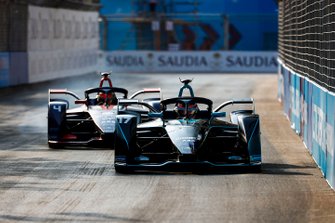 Gary Paffett, HWA Racelab, VFE-05 devant Robin Frijns, Envision Virgin Racing, Audi e-tron FE05