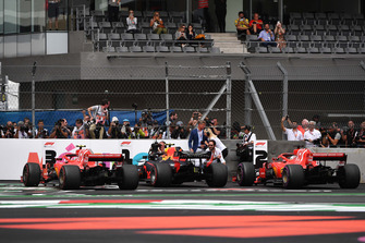 Kimi Raikkonen, Ferrari SF71H, Max Verstappen, Red Bull Racing RB14 ve Sebastian Vettel, Ferrari SF71H