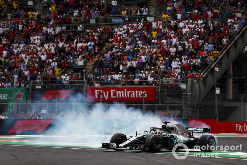 Lewis Hamilton, Mercedes AMG F1 W09 EQ Power+, fait un donut pour célébrer son titre