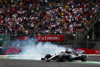 Lewis Hamilton, Mercedes AMG F1 W09 EQ Power+, esegue un doughnut per festeggiare il suo quinto Titolo Mondiale
