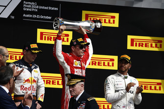 Max Verstappen, Red Bull Racing, 2° classificato, Kimi Raikkonen, Ferrari, 1° classificato, con il suo trofeo, e Lewis Hamilton, Mercedes AMG F1, 3° classificato, sul podio