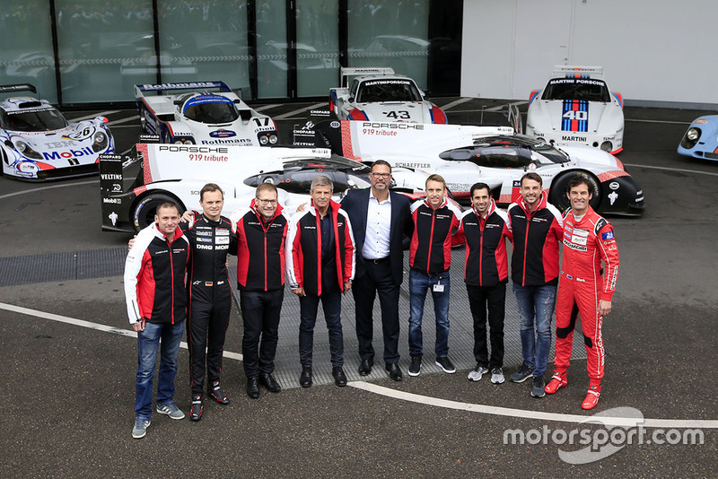 Foto de grupo del equipo Porsche con el Porsche 919 Hybrid Evo
