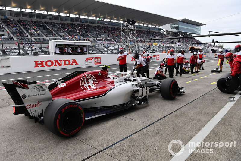 Charles Leclerc, Sauber C37, pit stop