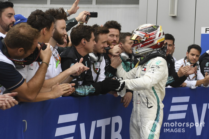 Lewis Hamilton, Mercedes AMG F1 con su mecánica en parc ferme