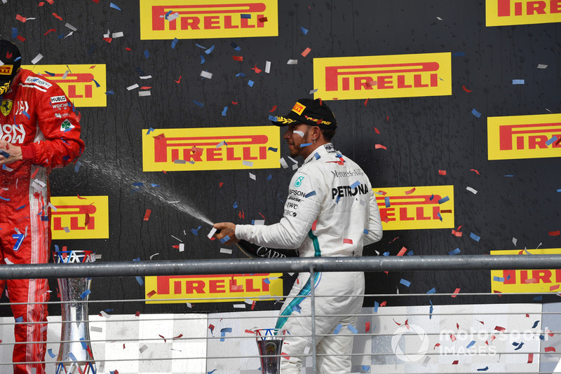 Lewis Hamilton, Mercedes AMG F1 sur le podium avec le champagne