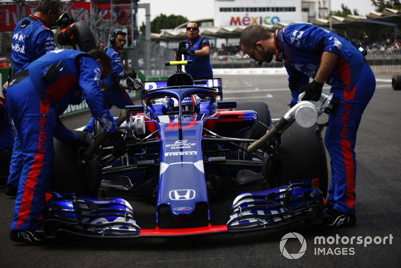 Mechanics work on Pierre Gasly, Scuderia Toro Rosso STR13, on the grid