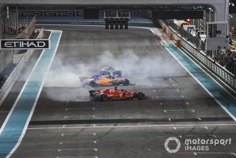 Lewis Hamilton, Mercedes-AMG F1 W09, Sebastian Vettel, Ferrari SF71H y Fernando Alonso, McLaren MCL33 haciendo donas al final de la carrera.