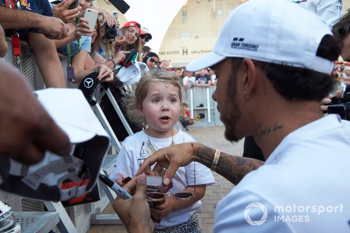Lewis Hamilton, Mercedes AMG F1, comparte una galleta con una niña