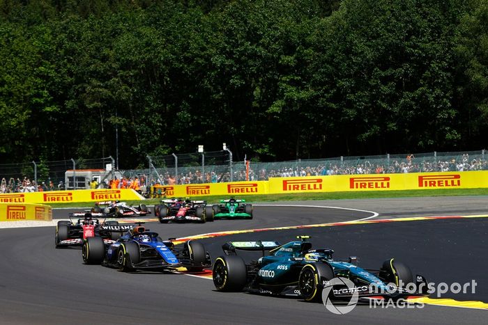 Fernando Alonso, Aston Martin AMR24, Alex Albon, Williams FW46, Esteban Ocon, Alpine A524