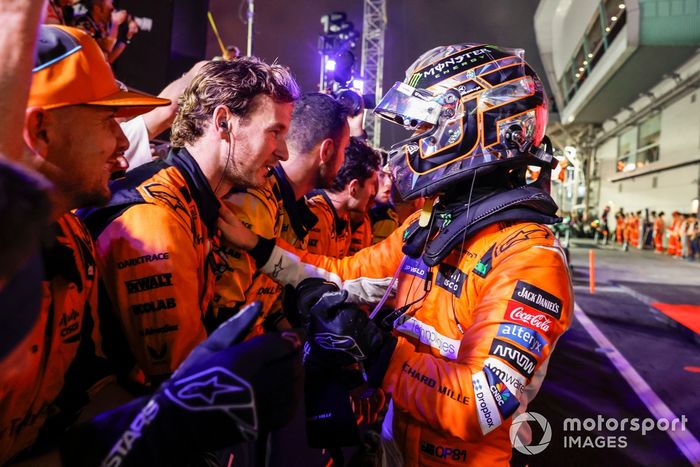 Oscar Piastri, McLaren F1 Team, 3ª posición, celebra con su equipo su llegada al Parc Ferme