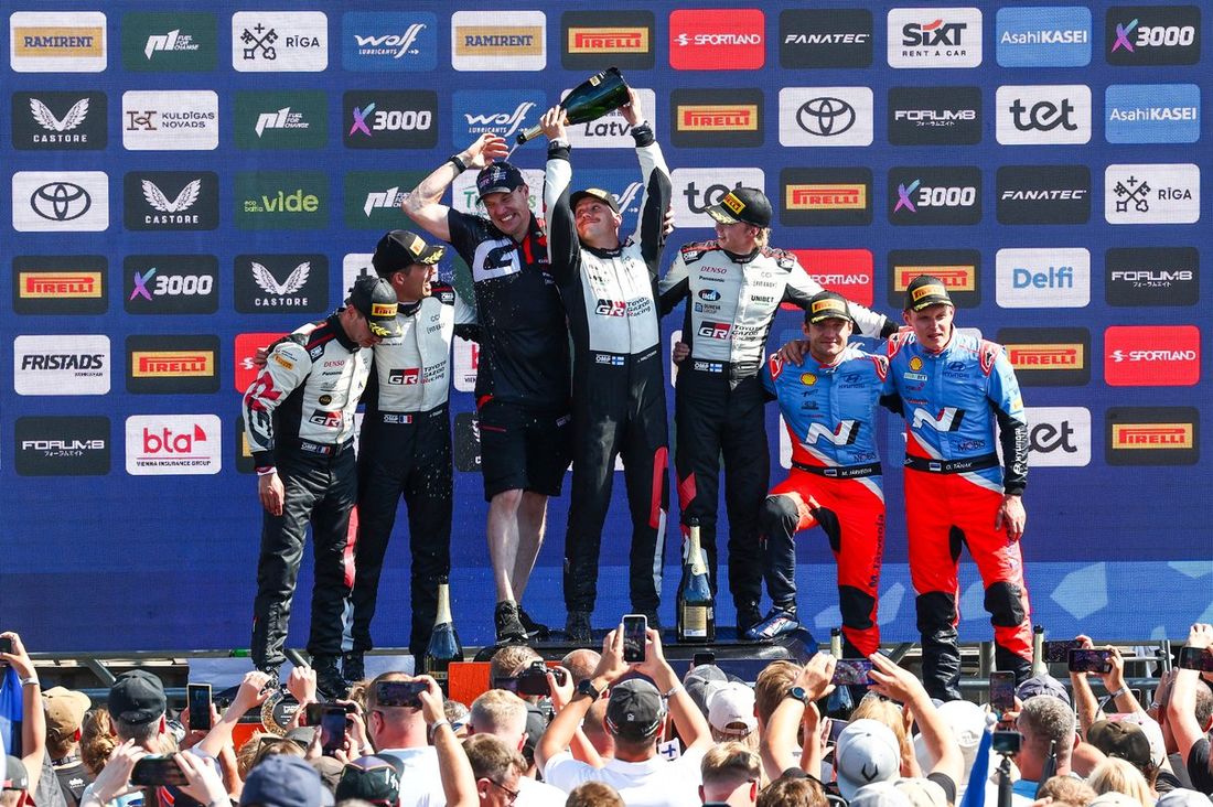 Podium: zwycięzcy Kalle Rovanperä, Jonne Halttunen, Toyota Gazoo Racing WRT Toyota GR Yaris Rally1, drugie miejsce #Sébastien Ogier, Vincent Landais, Toyota Gazoo Racing WRT Toyota GR Yaris Rally1, trzecie miejsce Ott Tänak, Martin Järveoja, Hyundai World