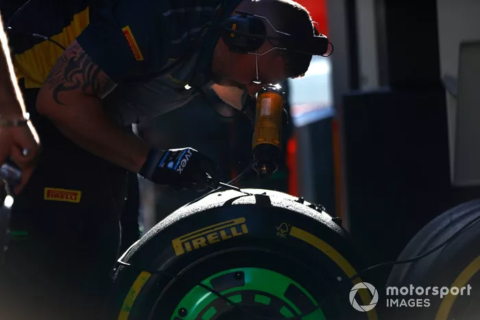 Un ingénieur de Pirelli gratte un jeu de pneus utilisé par l'équipe Stake F1 Team Kick Sauber. 