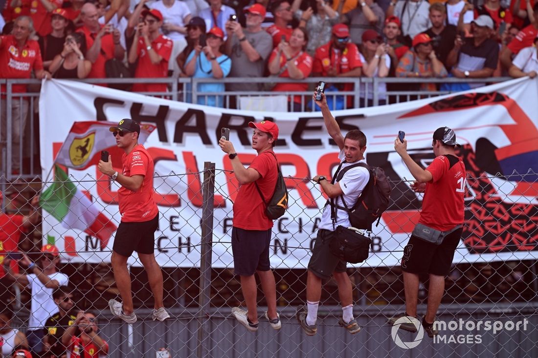 Los Tifosi muestran su apoyo durante la ceremonia del podio