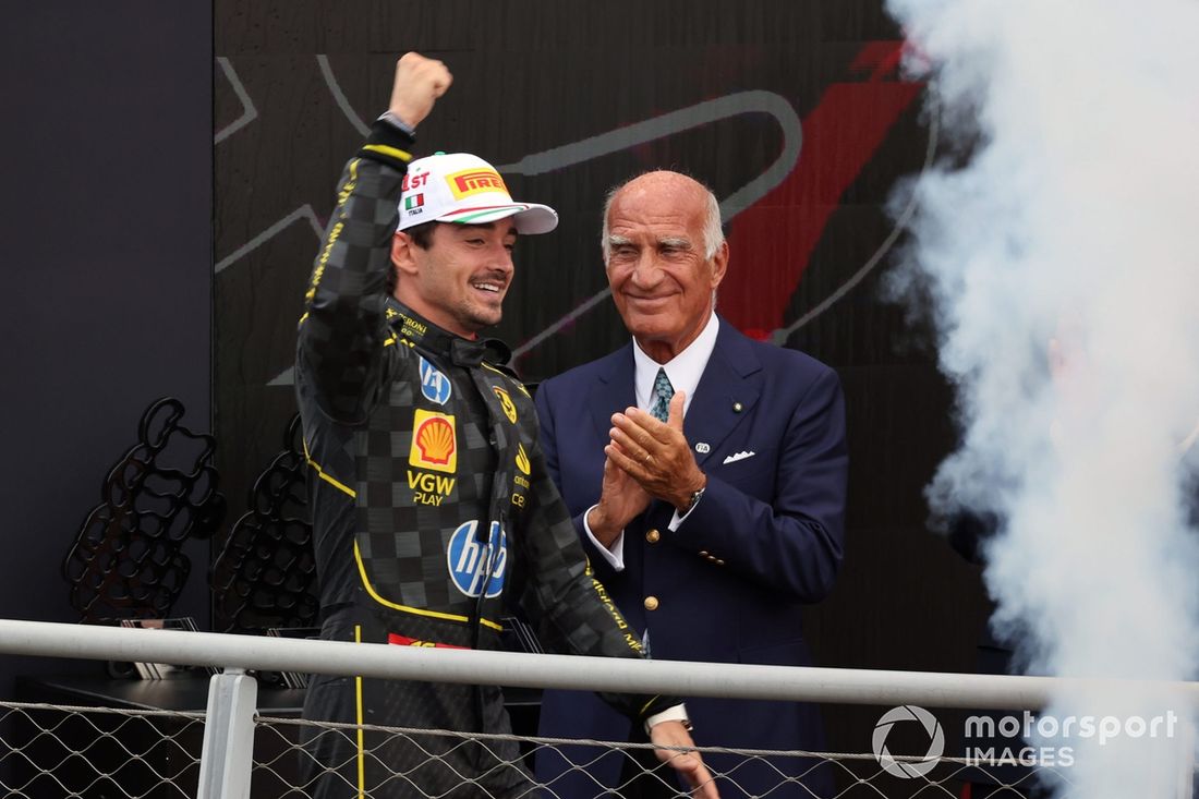 Charles Leclerc, Scuderia Ferrari, 1ª posição, sobe ao pódio sob os aplausos de Angelo Sticchi Damiani, Presidente do Automóvel Clube de Itália
