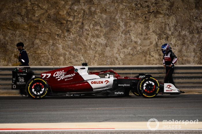 Valtteri Bottas, Alfa Romeo C42, se detiene en la pista