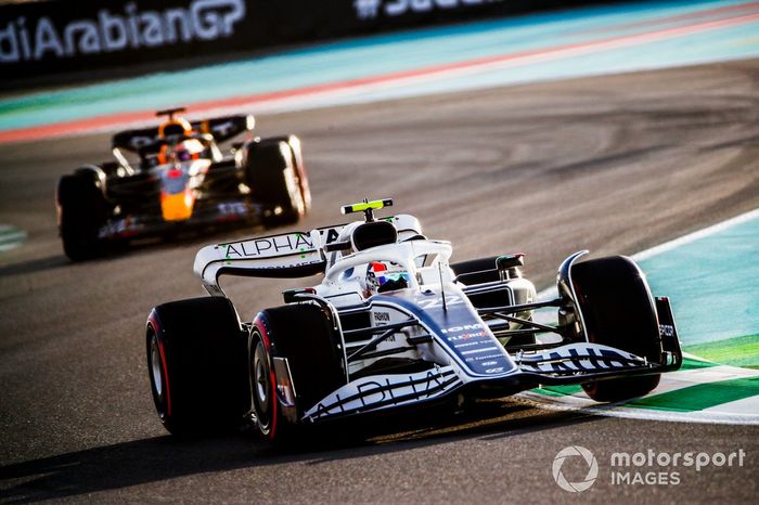 Yuki Tsunoda, AlphaTauri AT03, Max Verstappen, Red Bull Racing RB18