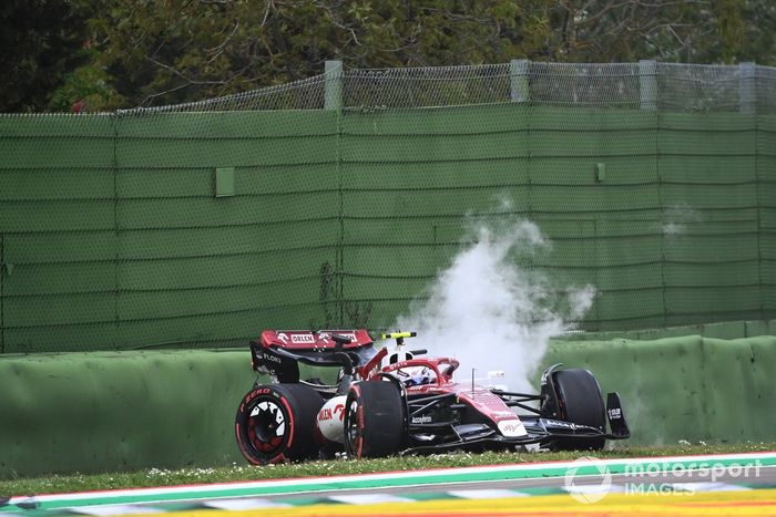 Zhou Guanyu, Alfa Romeo C42, se queda fuera de la sprint