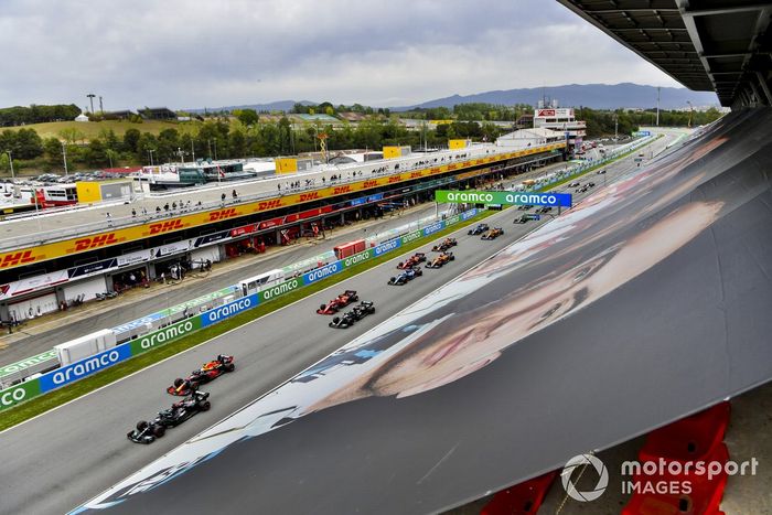 Lewis Hamilton, Mercedes W12, Max Verstappen, Red Bull Racing RB16B, Valtteri Bottas, Mercedes W12, Charles Leclerc, Ferrari SF21, y el resto de la parrilla antes de la salida