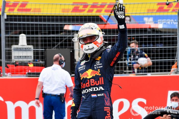 Ganador de la pole Max Verstappen, Red Bull Racing en Parc Ferme