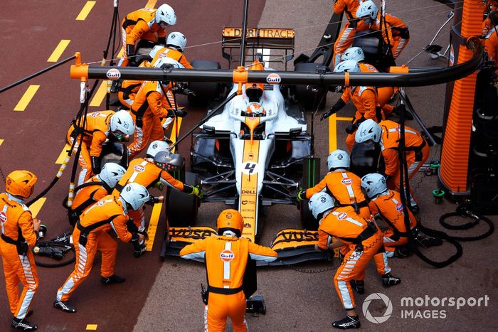 Lando Norris, McLaren MCL35M, en pits