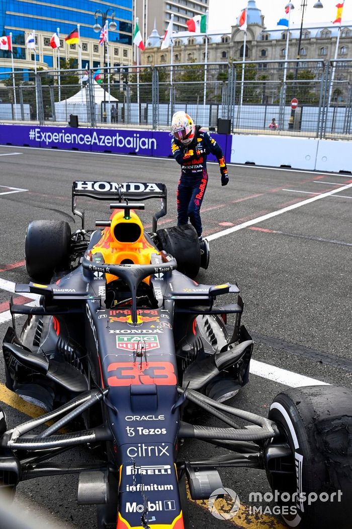 Max Verstappen, Red Bull Racing pateando su coche tras retirarse de la carrera