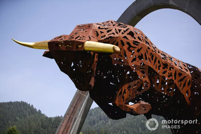 Escultura del toro de Red Bull