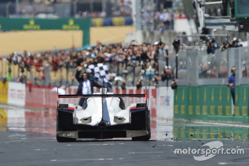 #2 Porsche Team Porsche 919 Hybrid: Timo Bernhard, Earl Bamber, Brendon Hartley takes the win