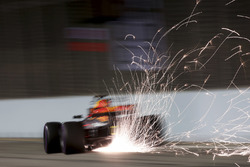Vonken bij Daniel Ricciardo, Red Bull Racing RB13