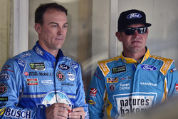 Kevin Harvick, Stewart-Haas Racing Ford, Clint Bowyer, Stewart-Haas Racing Ford