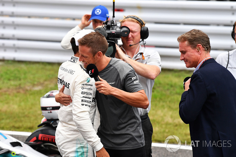 Poe sitter Lewis Hamilton, Mercedes AMG F1 and Jenson Button, in parc ferme