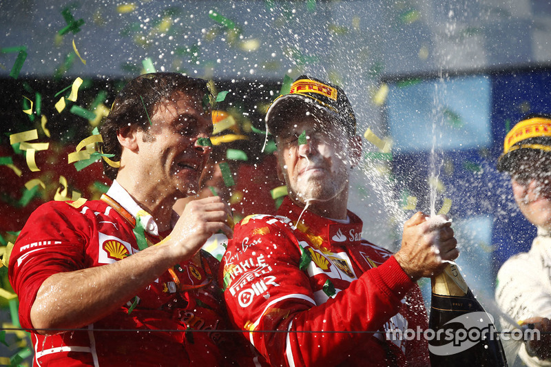 Подіум: переможець гонки Себастьян Феттель, Ferrari, Луїджі Фрабоні, голова моторістів на треку Ferrari