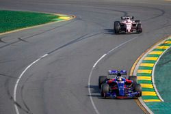 Daniil Kvyat, Scuderia Toro Rosso STR12, devant Sergio Perez, Force India VJM10