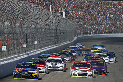 Kyle Busch, Joe Gibbs Racing Toyota, Kyle Busch, Joe Gibbs Racing Toyota lead the field to the green flag
