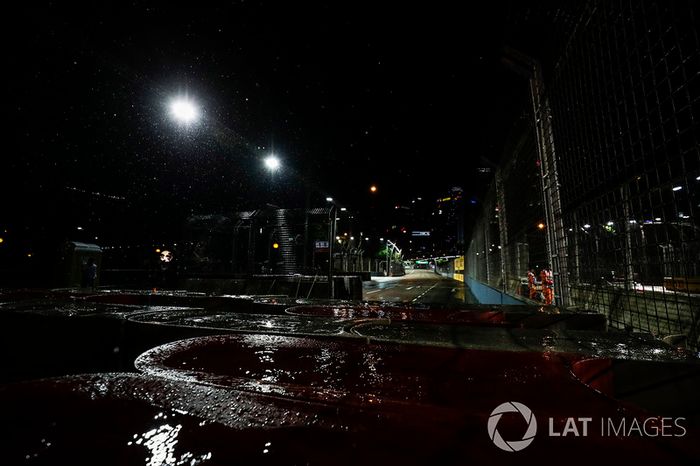  La lluvia no quiso faltar a la cita con la primera carrera nocturna sobre mojado de la historia 