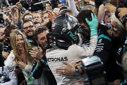 Nico Rosberg, Mercedes AMG F1 celebrates his World Championship in parc ferme with the team and wife