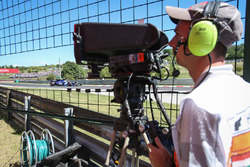 Camarógrafo observa el auto de Marcus Ericsson, Sauber C36
