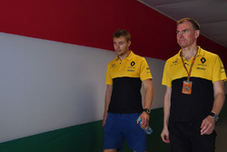 Sergey Sirotkin, pilote d'essais Renault Sport F1 Team RS17 et Alan Permane, ingénieur de course Renault Sport F1 Team RS17