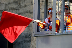 Temporada 2017 F1-azerbaijan-gp-2017-marshal-waves-the-red-flag