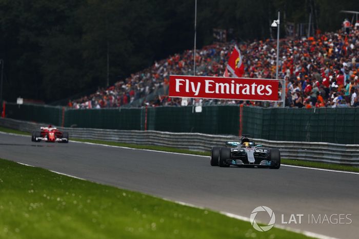 Lewis Hamilton, Mercedes AMG F1 W08, Sebastian Vettel, Ferrari SF70H
