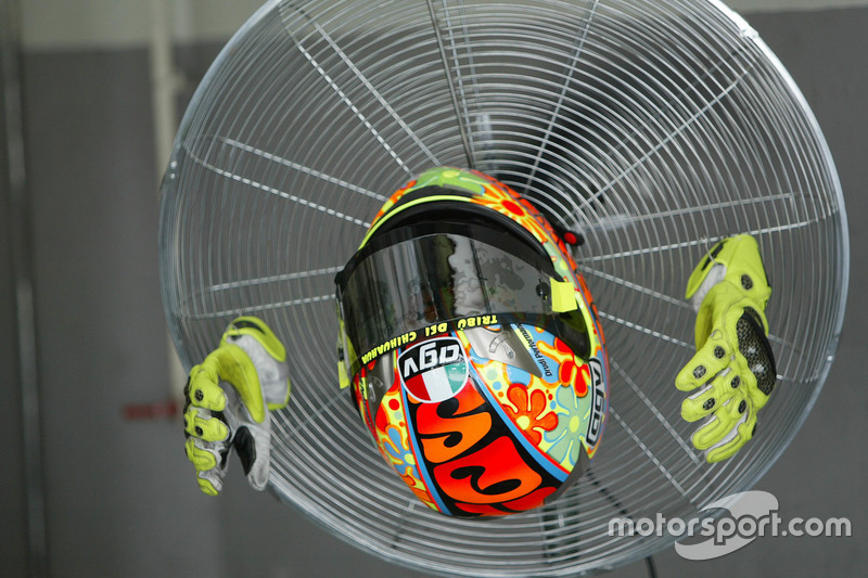 Helm und Handschuhe von Valentino Rossi, Yamaha MotoGP Team