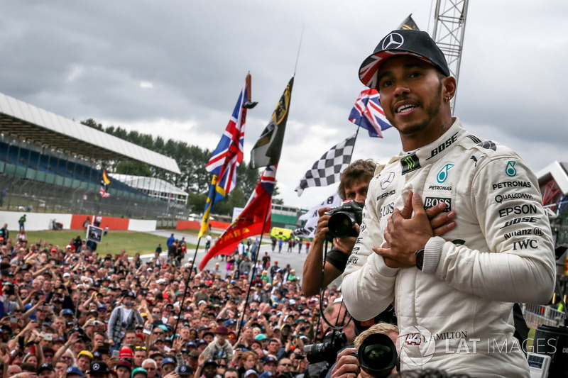 Ganador de la carrera Sam Bird, DS Virgin Racing Lewis Hamilton, Mercedes AMG F1 celebra con los fans