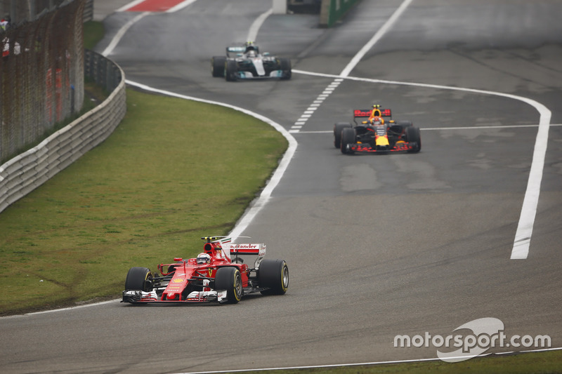 Kimi Raikkonen, Ferrari SF70H, lidera a Max Verstappen, Red Bull Racing RB13 y Valtteri Bottas, Merc