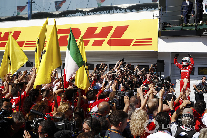 Sebastian Vettel, Ferrari SF70H, celebra la victoria con sus colegas en parc ferme